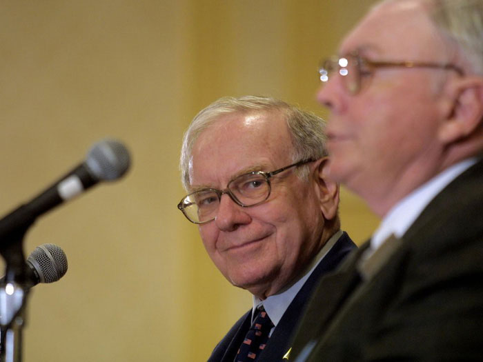 Sau đó, Buffett hợp tác với Charlie Munger - người thường được gọi là "cánh tay phải" của nhà đầu tư huyền thoại.