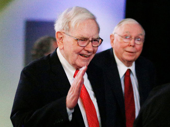 Warren Buffett, được mệnh danh là "Huyền thoại xứ Omaha", mua những cổ phiếu đầu tiên năm 11 tuổi và tích lũy được số tài sản nhỏ từ nhiều công việc từ khi còn thiếu niên, gồm kinh doanh máy chơi bóng, giao báo, rửa xe.