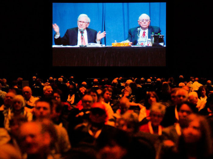 Warren Buffett và Charlie Munger đã cùng nhau làm việc hơn 41 năm tại đế chế đầu tư Berkshire Hathaway của Buffett - Ảnh: CNBC (Buffett, trái, và Munger, trong cuộc họp thường niên của công ty vào năm ngoái).