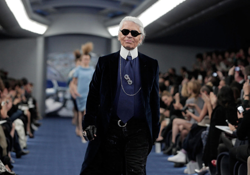 Karl Lagerfeld luôn xuất hiện với trang phục màu sẫm, kính râm và đeo găng tay. Ảnh: NBC.
