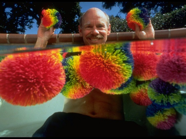 Nhà phát minh Scott Stillinger bên những quả bóng cao su màu sắc