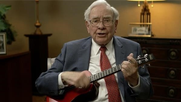 Tỉ phú Warren Buffett vẫn duy trì thói quen chơi đàn ukelele gần như mỗi ngày