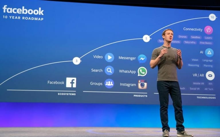 Hình ảnh Mark Zuckerberg luôn gắn với chiếc áo phông màu xám, quần bò và giầy thể thao.Hình ảnh Mark Zuckerberg luôn gắn với chiếc áo phông màu xám, quần bò và giầy thể thao.