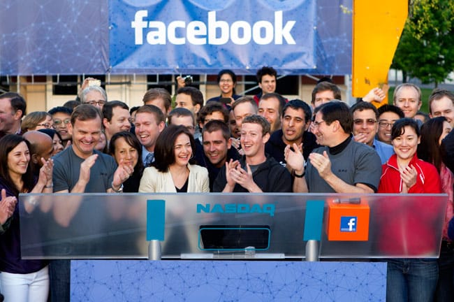 Tháng 5/2012, Facebook phát hành cổ phiếu trên sàn chứng khoán New York và đây là thương vụ IPO lớn nhất lịch sử công nghệ khi đó.
