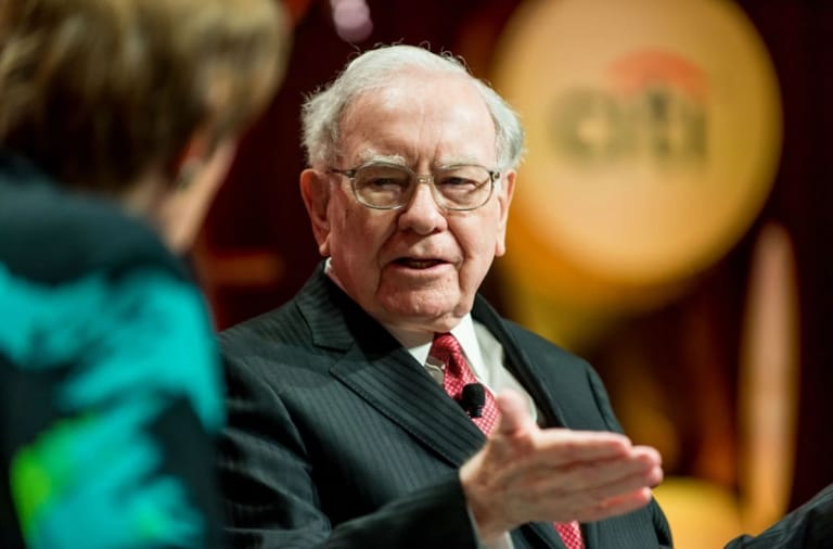 5 cách thông minh nhất để đầu tư tiền của bạn - Warren Buffett: Đầu tư vào công ty bạn biết.