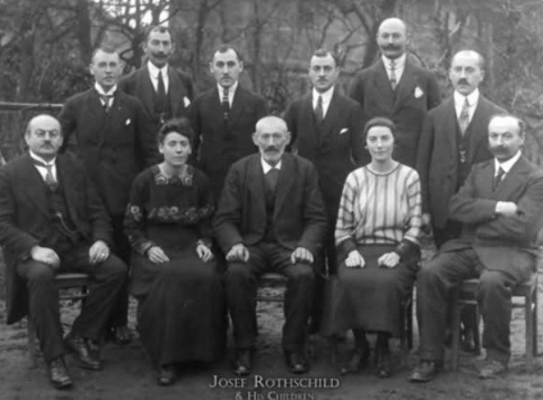 Amschel Mayer Rothschild (trái) và 5 người con: Nathan, Salomon, James, Carl, and Amschel