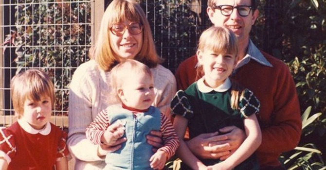 Bà Esther Wojcicki cùng chồng, ông Stanley Wojcicki, và các con gái (từ trái sang) Janet, Anne và Susan