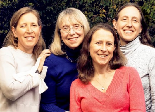 Esther và Stanley Wojcicki cùng các con gái Susan, Janet and Anne