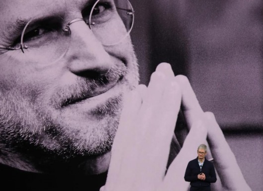 Người kế nhiệm Tim Cook bên chân dung của Steve Jobs