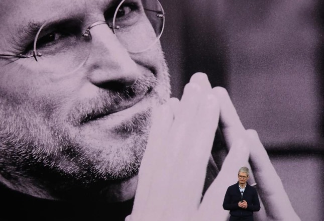  Người kế nhiệm Tim Cook bên chân dung của Steve Jobs