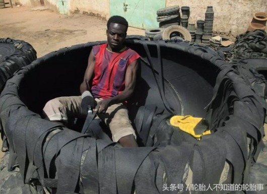 Chàng trai châu Phi mua lốp làm dép bị chê cười, không ngờ vài tháng sau, các thiếu nữ đều muốn lấy anh