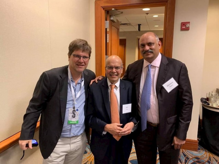 Mohnish Pabrai, Guy Spier và Giảm đốc nhánh bảo hiểm của Berkshire - Ajit Jain tại Đại hội cổ đông năm 2019