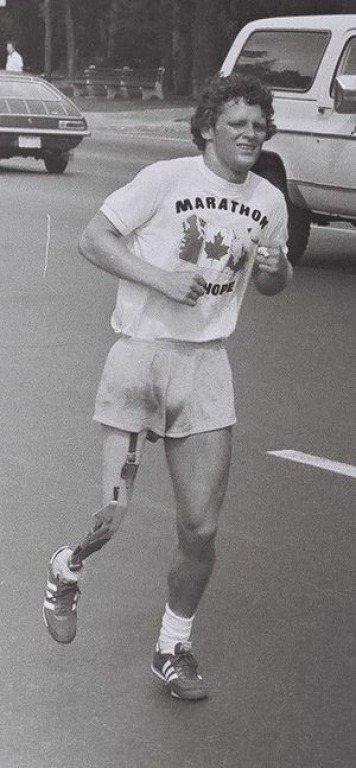 Terry Fox tại Toronto trong hành trình “Marathon Hy Vọng” xuyên Canada (tháng 7 năm 1980)