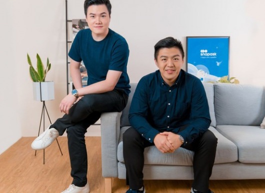 Timothy Yu (trái), người sáng lập, CEO của Snapask và Terry (phải), giám đốc tài chính - Ảnh: Snapask