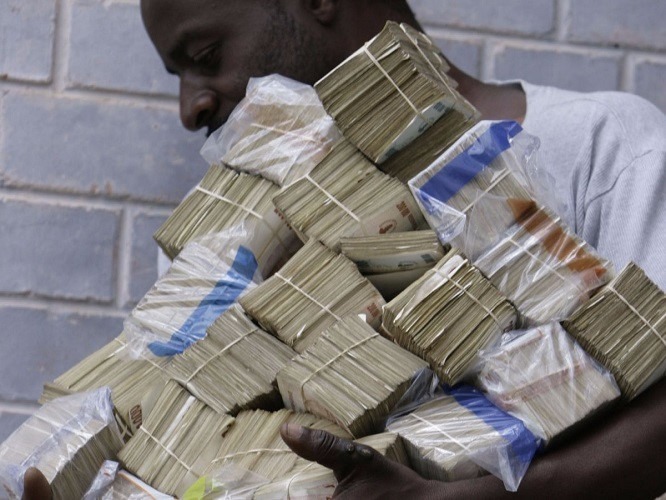 Người dân Zimbabwe thời siêu lạm phát: 100 tỷ đô chỉ mua được 3 quả trứng