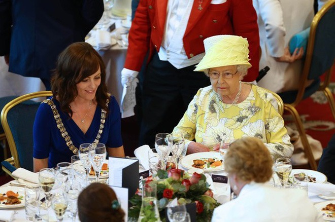 3 thói quen ăn uống giúp Nữ hoàng Elizabeth II đã 93 tuổi mà vẫn sống khỏe mạnh, trường thọ