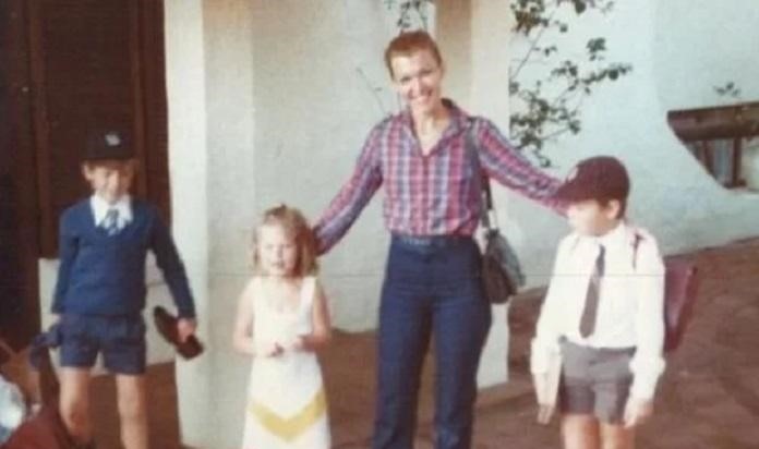Maye Musk chụp ảnh cùng các con khi sống tại Nam Phi