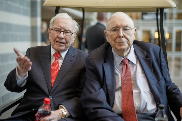 'Tiết lộ' quy trình chọn cổ phiếu của Charlie Munger và Warren Buffett