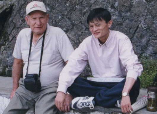 Từng được giúp đỡ 3 triệu đồng vô điều kiện, tỷ phú Jack Ma trở lại tìm ân nhân xưa và hành trình đền ơn đáp nghĩa khiến người đời nể phục