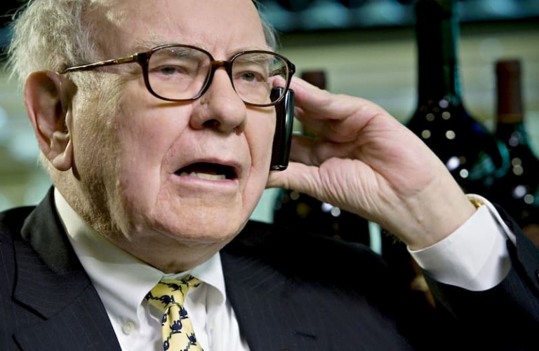 Warren Buffett cầm 5 tỉ USD đi "bắt đáy" cổ phiếu vẫn bị chặn lại bởi một nhân viên trực tổng đài
