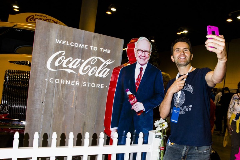 Warren Buffett kiếm được bao nhiêu tiền từ Coca-Cola - Con số khủng không thể ngờ!