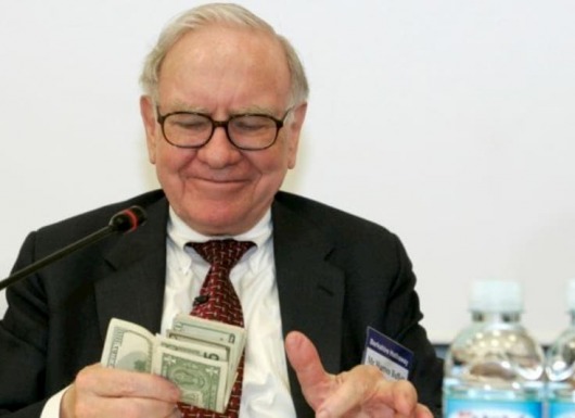 Tại sao Warren Buffett luôn chọn thanh toán bằng tiền mặt thay vì thẻ tín dụng