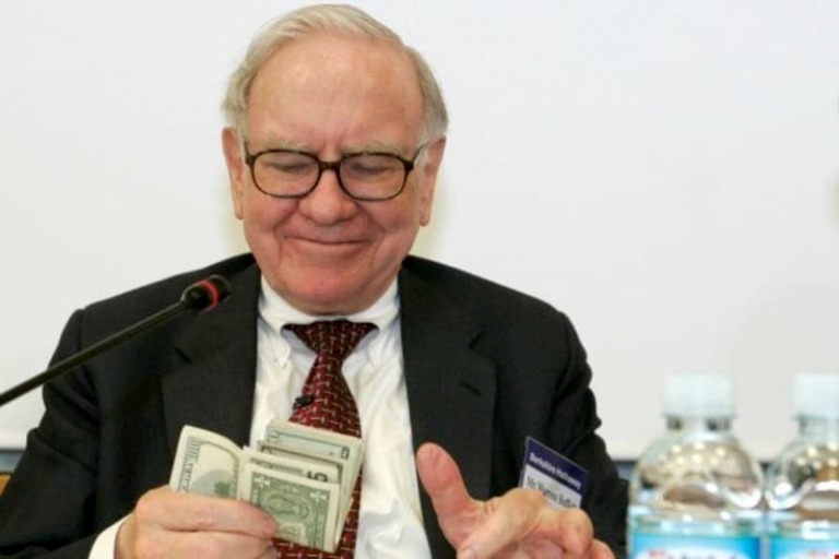 Tại sao Warren Buffett luôn chọn thanh toán bằng tiền mặt thay vì thẻ tín dụng