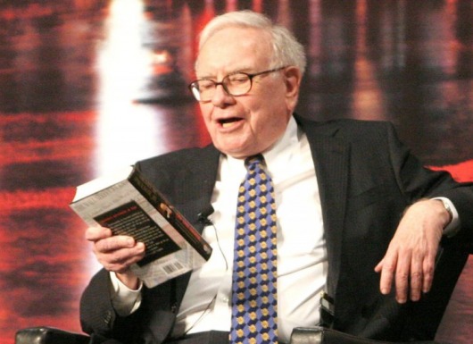 Vượt qua khủng hoảng với 2 cuốn sách Warren Buffett gợi ý