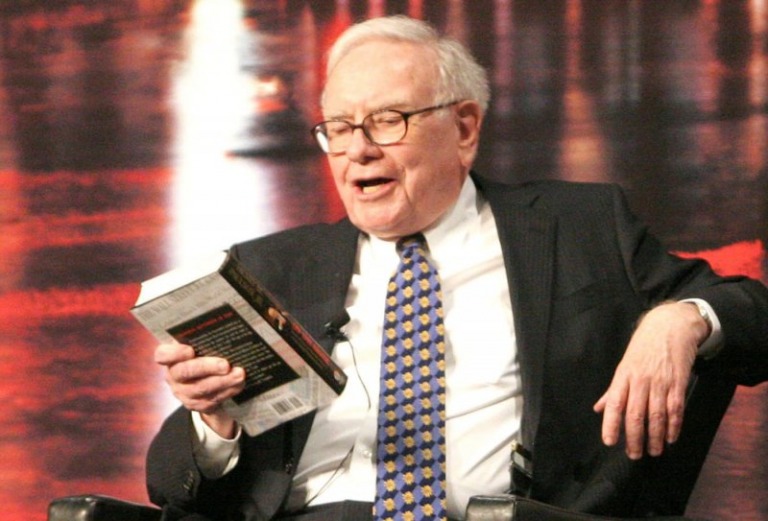 Vượt qua khủng hoảng với 2 cuốn sách Warren Buffett gợi ý