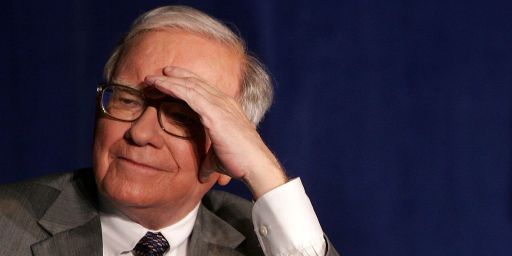 Warren Buffett đang âm thầm đối phó với cuộc khủng hoảng “tồi tệ nhất 89 năm cuộc đời” như thế nào?