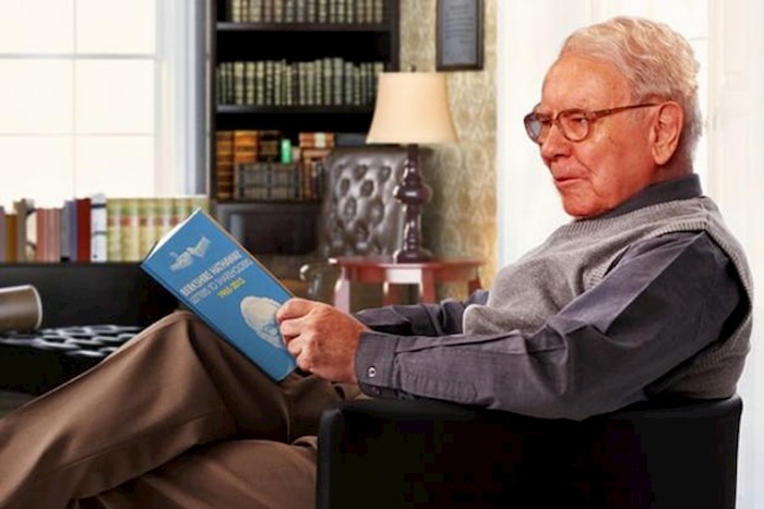 Nhà đầu tư huyền thoại Warren Buffett và thói quen đọc sách để tạo nên thành công đáng ngưỡng mộ.