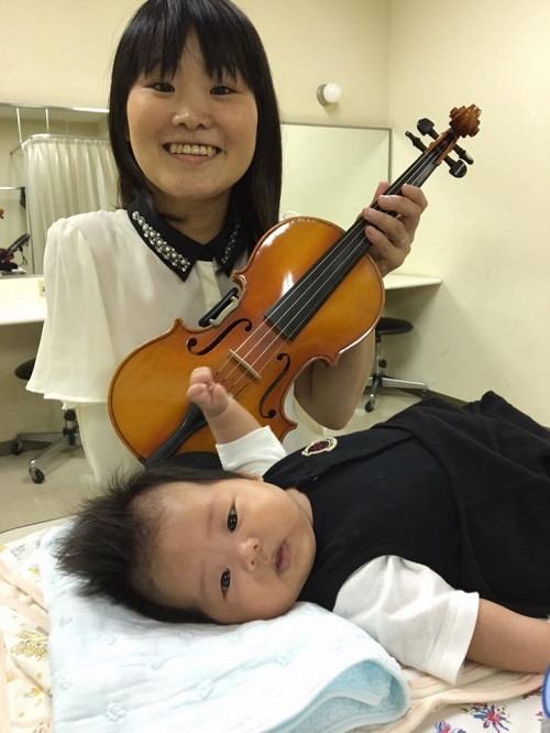 Ngả mũ thán phục trước nữ VĐV khuyết tật Nhật chơi đàn violon bằng cánh tay giả