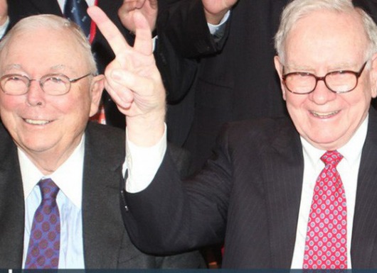 Warren Buffett và Charlie Munger đã "đứng ngoài thị trường trong sợ hãi"