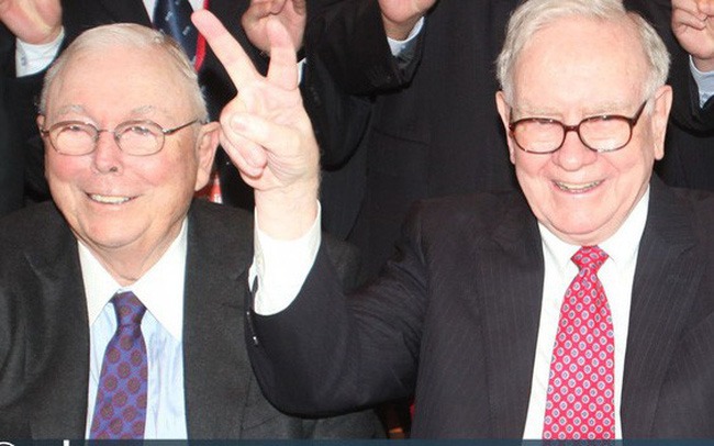 Warren Buffett và Charlie Munger đã "đứng ngoài thị trường trong sợ hãi"
