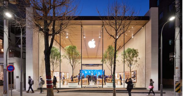 Apple tiệm cận vốn hóa 2.000 tỉ USD, CEO Tim Cook lần đầu làm tỉ phú