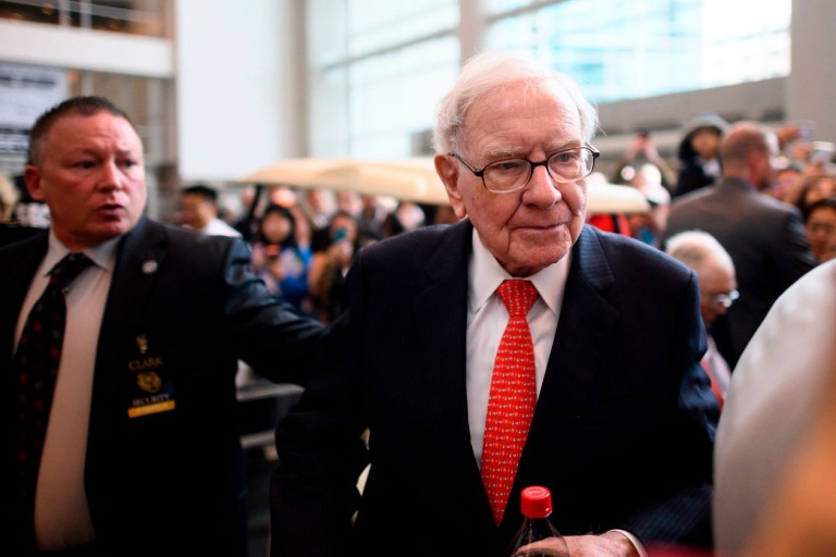 Câu chuyện cắt tóc 300,000 USD của Warren Buffett