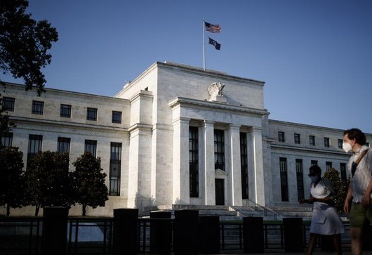 Fed hứa giữ nguyên lãi suất cận 0 tới năm 2023, chứng khoán Mỹ diễn biến trái chiều