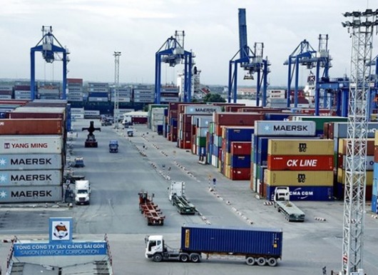 Cán cân thương mại lần đầu thâm hụt sau 6 tháng liên tục thặng dư