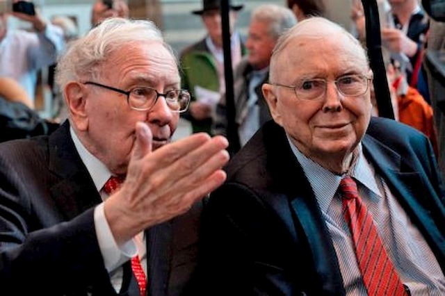 Học Charlie Munger và Warren Buffett: Muốn thành công hãy chơi với người giỏi hơn bạn