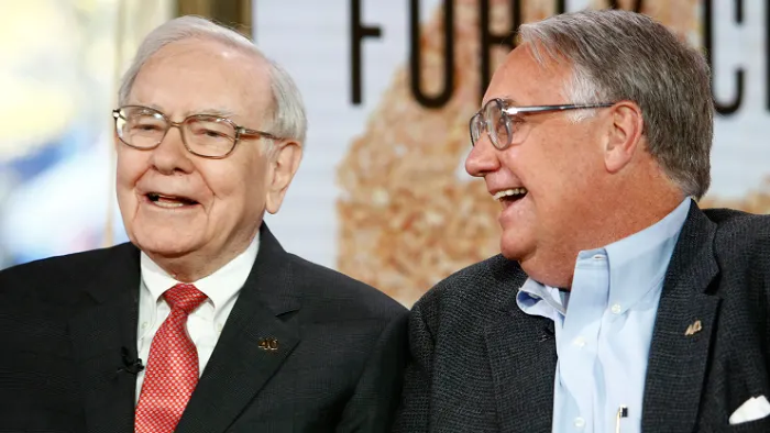 Cha con nhà Warren Buffett cho đi hàng tỷ USD