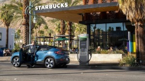 Starbucks muốn kết hợp với ngành xe điện: Lắp đặt trạm sạc tại các cửa hàng để người dùng vừa uống cà phê, vừa có thể sạc xe - Happy Live