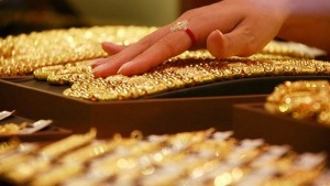 Vàng thế giới giảm xuống gần mức thấp nhất trong 1 tháng