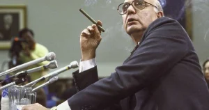 Chân dung Paul Volcker - người ghìm cương lạm phát, cha đẻ của "vòng kim cô" siết chặt các ngân hàng đầu tư