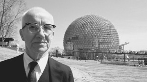 Richard Buckminster Fuller đứng bên ngoài mái vòm đo đạc của nhà phát minh. Các mái vòm trắc địa có thể chịu được trọng lượng rất lớn và được kiến ​​trúc dựa trên một khối đa diện trắc địa. Fuller đã xuất bản hơn 30 cuốn sách về khoa học, phát minh, quản trị và tương lai cho đến khi ông qua đời vào năm 1983.