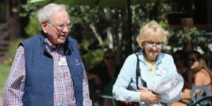 Vợ tỷ phú Warren Buffett 'nổi đóa' vì cốc cà phê 4 USD và lối sống của người siêu giàu thế giới