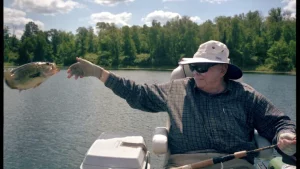 Tỷ phú Charlie Munger trong chuyến đi câu cá cùng con trai.