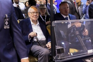 ĐHĐCĐ Berkshire: Warren Buffett thương nhớ Charlie Munger, lý giải nguyên nhân bán cổ phiếu Apple và ví AI với vũ khí hạt nhân - Happy Live