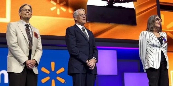 Jim Walton (trái), Rob Walton và Alice Walton tại một sự kiện của Walmart. 