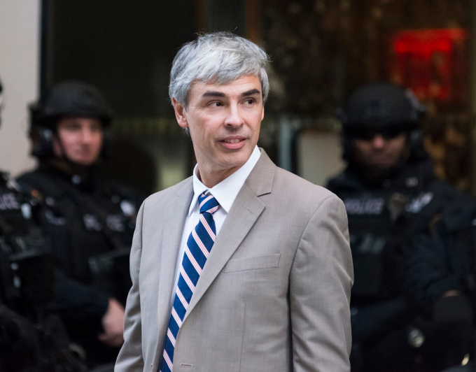 Larry Page bên ngoài Trump Tower ở New York (Mỹ). 