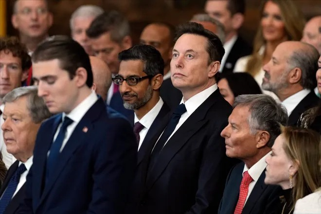 CEO Tesla Elon Musk (ở giữa) và CEO Alphabet Sundar Pichai (đeo kính) theo dõi lễ nhậm chức Tổng thống của ông Donald Trump ngày 20/1